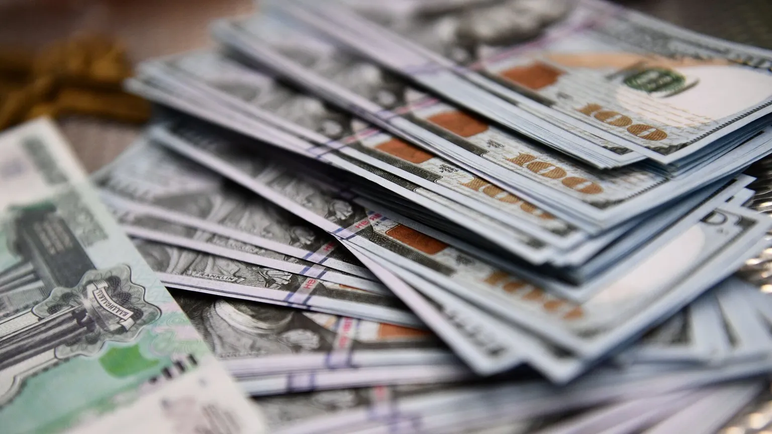 O‘zbekistonda valyuta bozori: talab keskin oshdi, ijobiy saldo $2,9 mlrdga yetdi