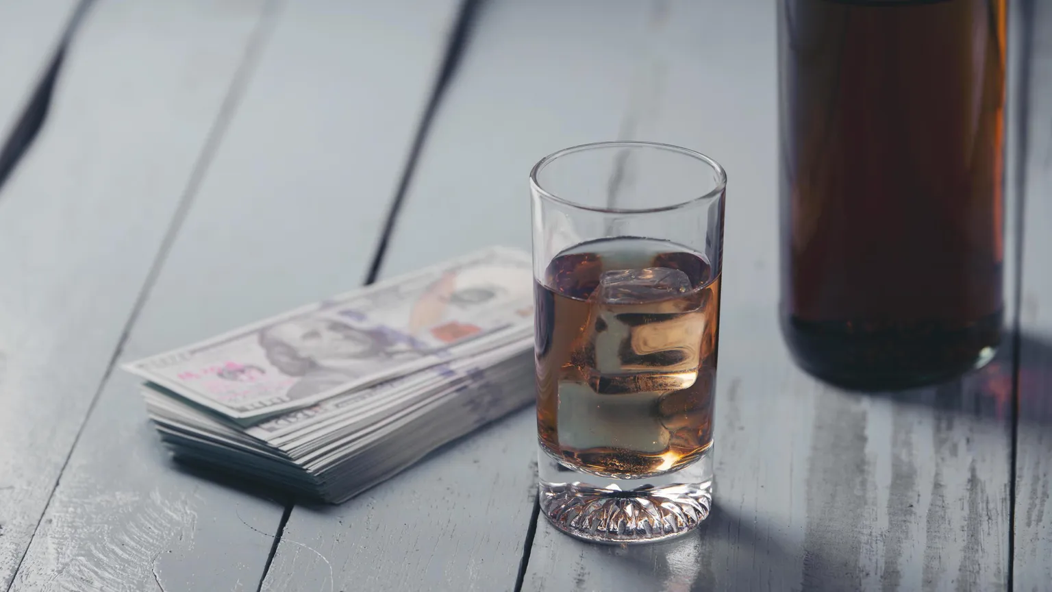 Restoran va mehmonxonalarda alkogol uchun naqd to‘lovga ruxsat beriladimi?