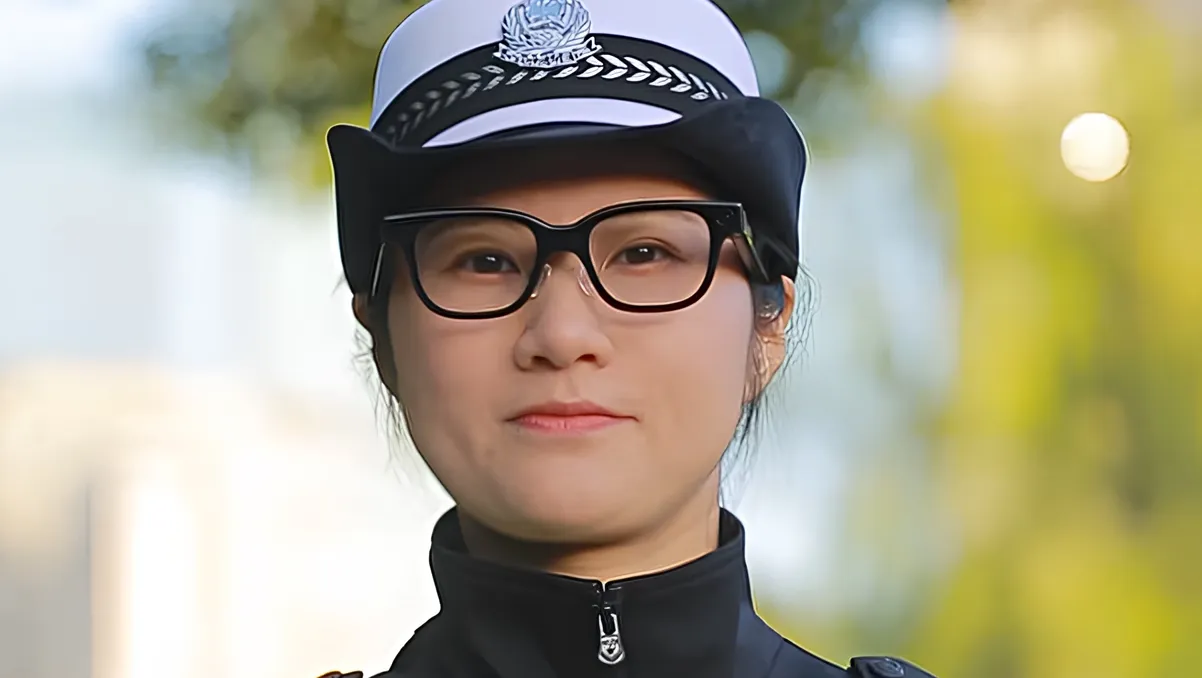 Xitoyda politsiyasichilar AI ko'zoynakdan foydalanishyapti. Ular odam haqidagi barcha ma’lumotni 1-2 soniyada ko’rsatib beradi